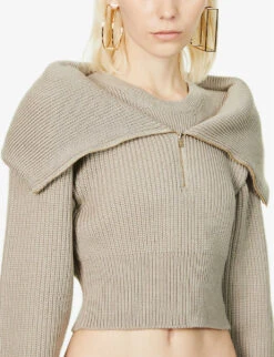 Jacquemus La Maille Risoul Cropped Wool Jumper -Whistlkes Style R03888313 BEIGE ALT04